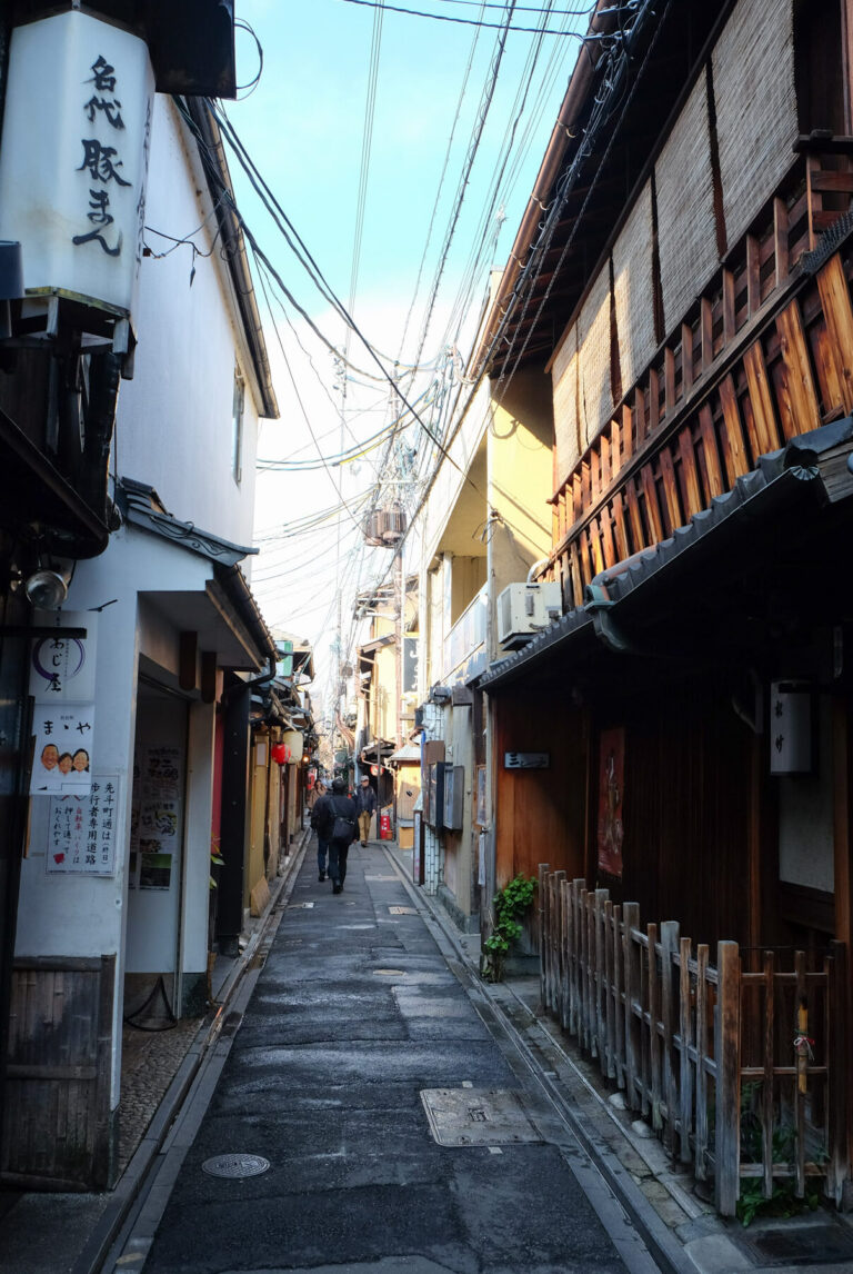 Découvrez la beauté cachée de Kyoto : Une promenade inoubliable dans le quartier des geishas de Pontocho