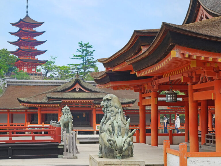 Découvrez le majestueux Grand Torii de Miyajima et l’emblématique sanctuaire d’Itsukushima au Japon